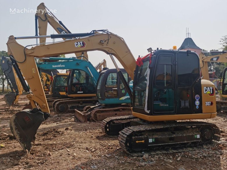 Telescopic boom excavator