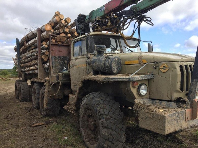 Урал 4320 с манипулятором лесовоз