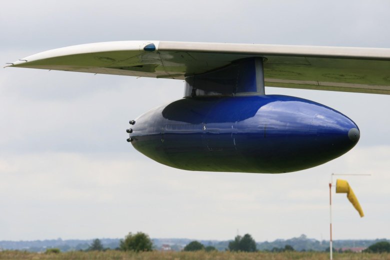 Самолет с круглой антенной