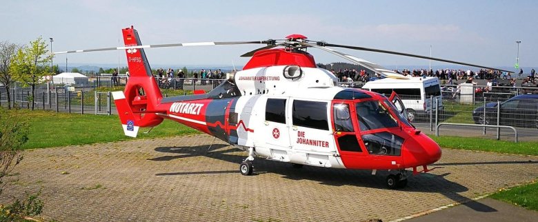 Красный спасательный вертолет