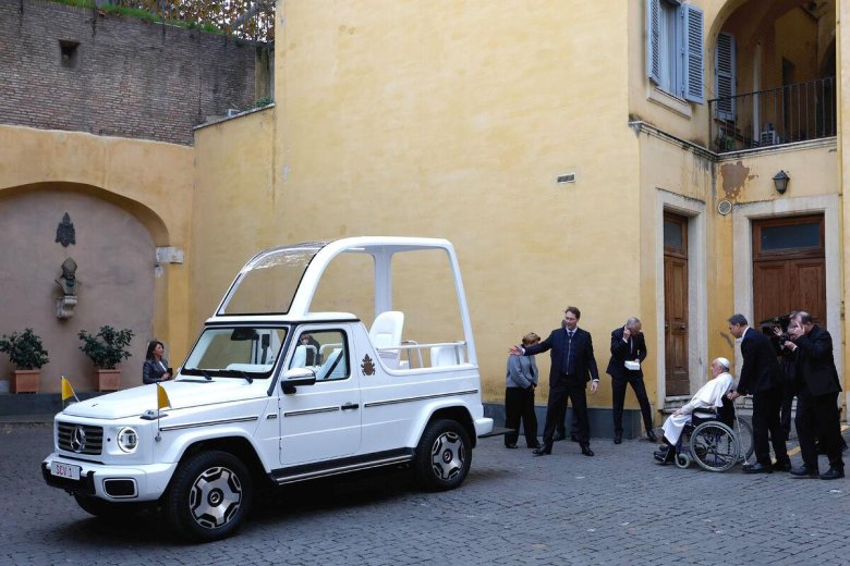 Папамобиль папы римского