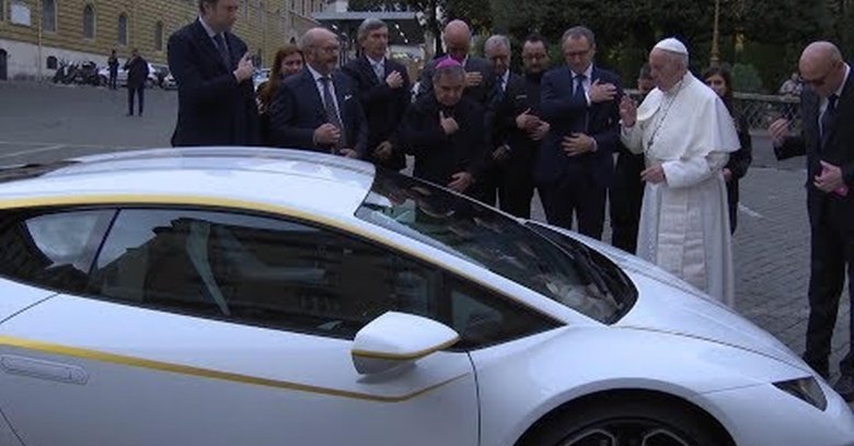 Папа римский и ламборгини