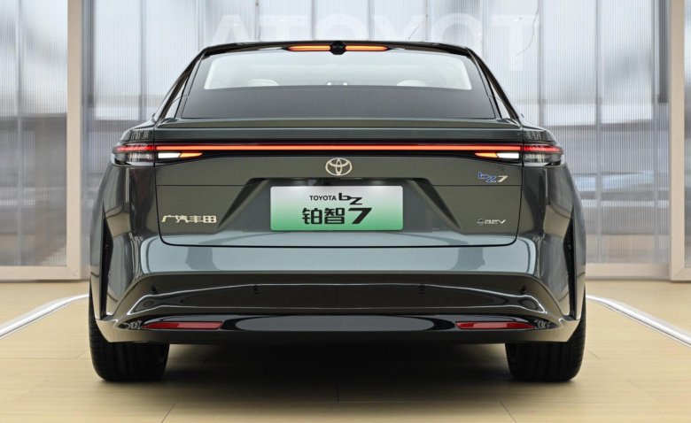 Тойота приус 2023