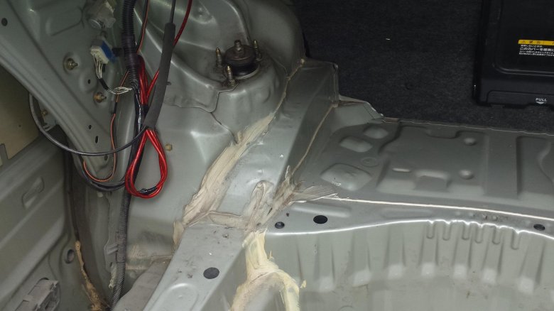 Вода в багажнике тойота альтеза