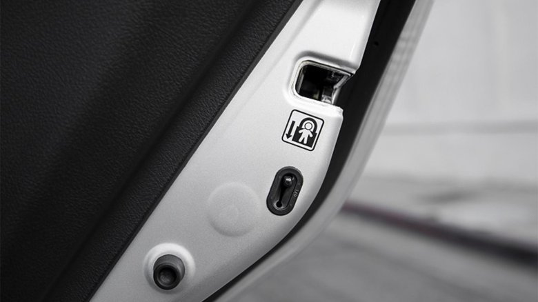 Блокировка двери автомобиля