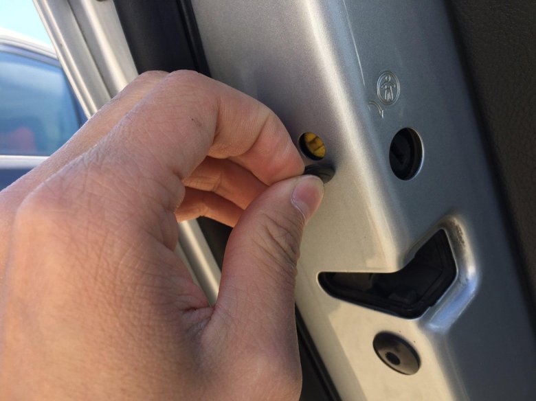 Детский замок на двери автомобиля