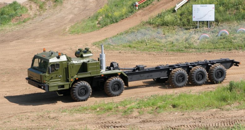 Военный тягач маз