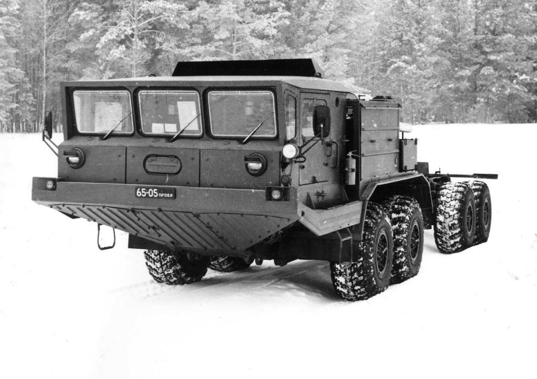 Артиллерийский тягач баз-69531