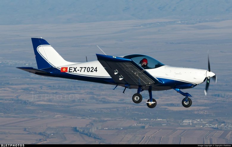 Двухместный самолет