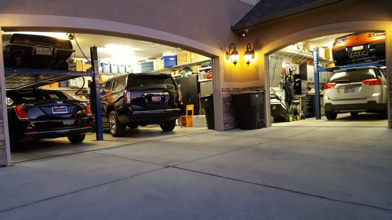 Гараж с машинами