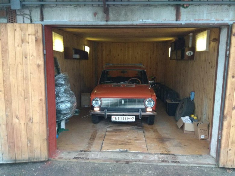 Машина в гараже