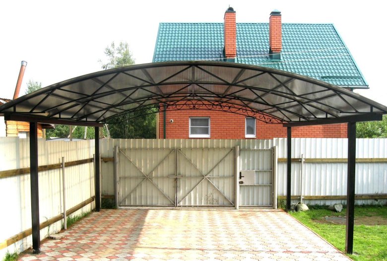 Навес во дворе частного дома из металлопрофиля