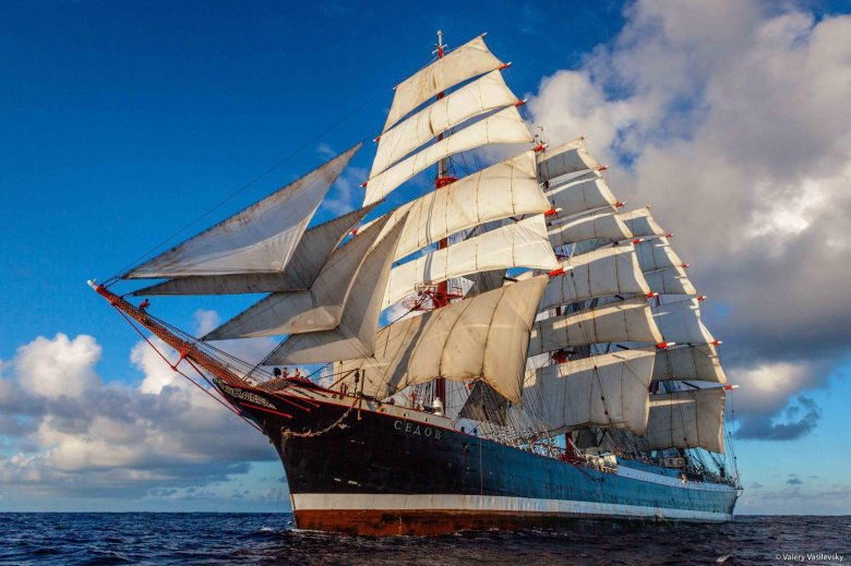 Корабли с парусами