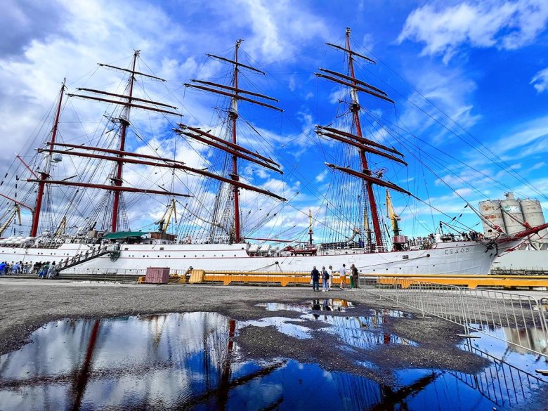 Парусный трехмачтовый корабль санкт-петербург