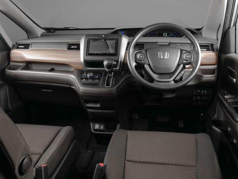 Honda stepwgn spada 2017