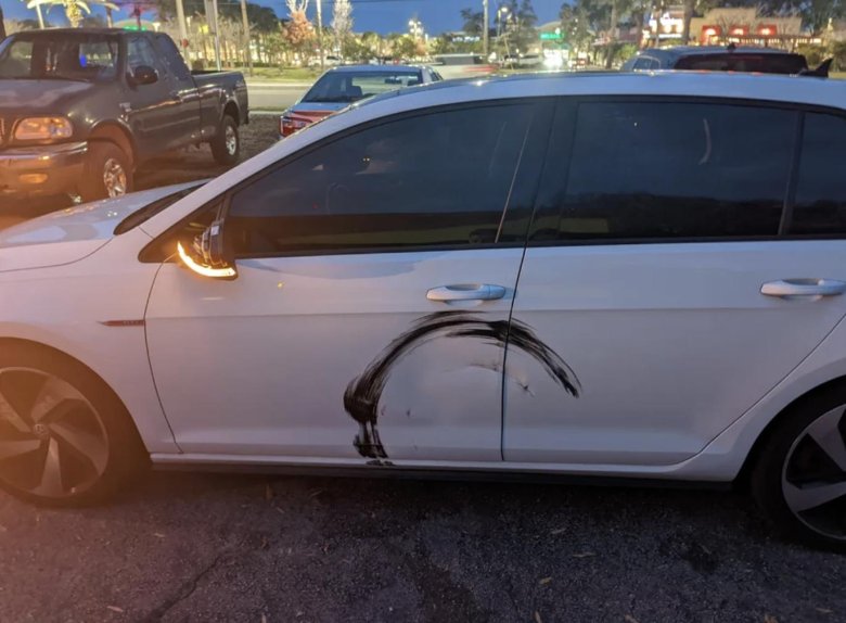 Наклейка на автомобиль