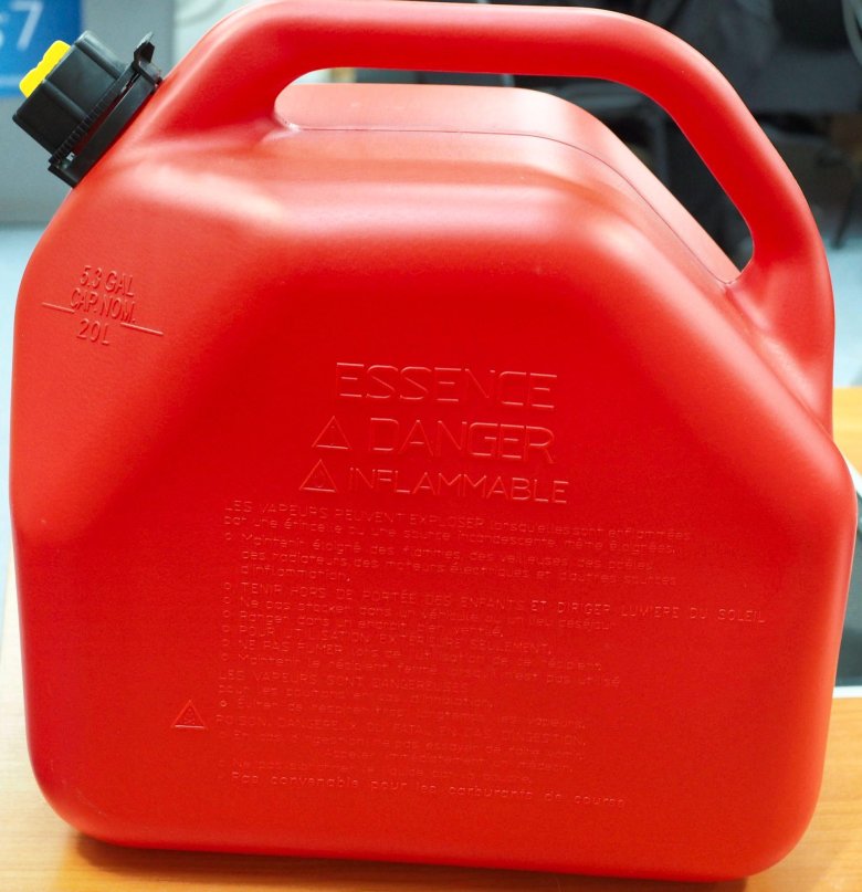 Пластиковая канистра для бензина