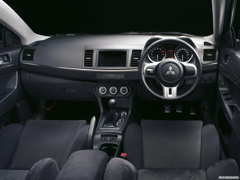 Митсубиси лансер 10 2.0 салон