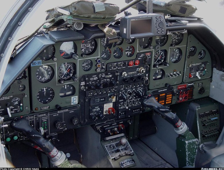 Самолет кабина