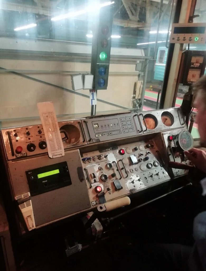 Машинист электропоезда метрополитена