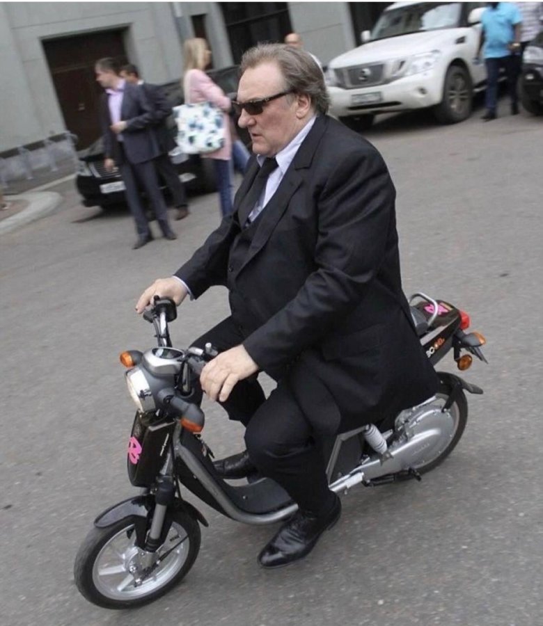 Жерар депардье на мопеде