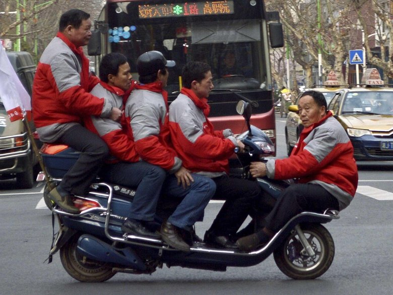 Много людей на мотоцикле