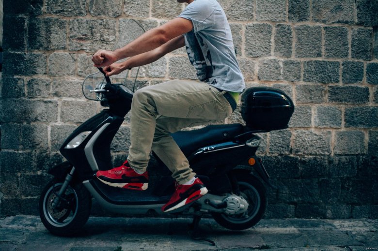 Человек на скутере