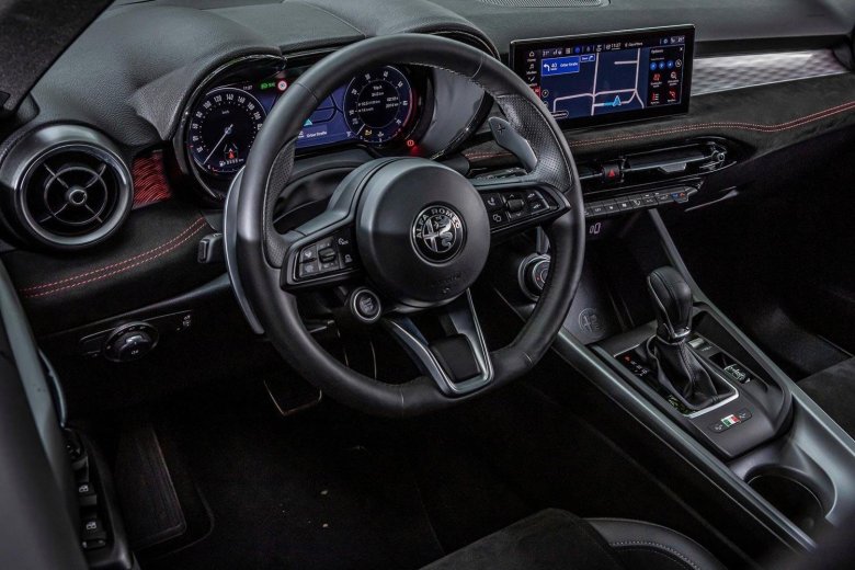 Alfa romeo tonale interior
