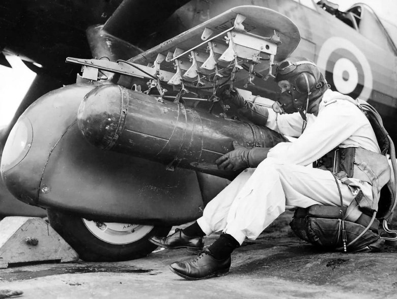 Самолет первой мировой войны сбрасывающий бомбы