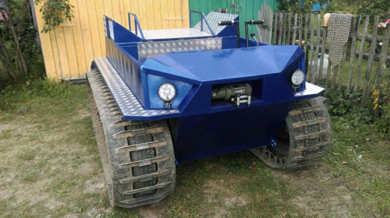 Гусеничный болотоход жук