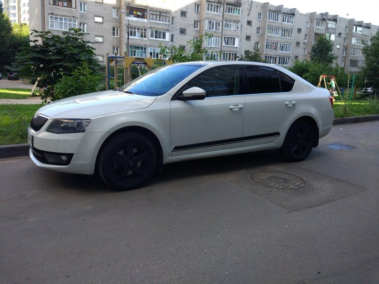 Шкода октавия а8 белая с черной крышей