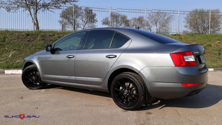 Серая октавия а7 на черных дисках