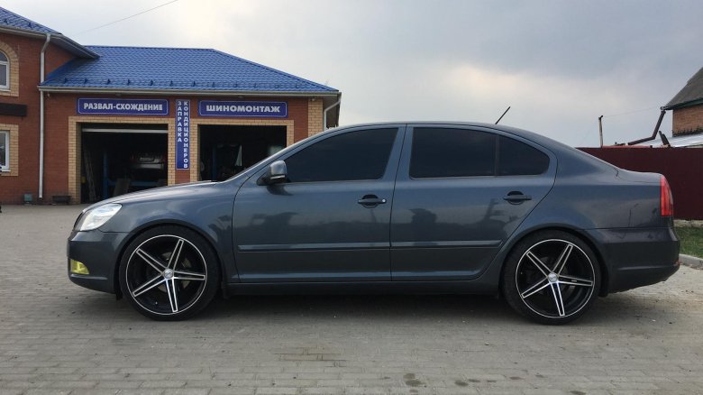 Skoda octavia a5 черная r17