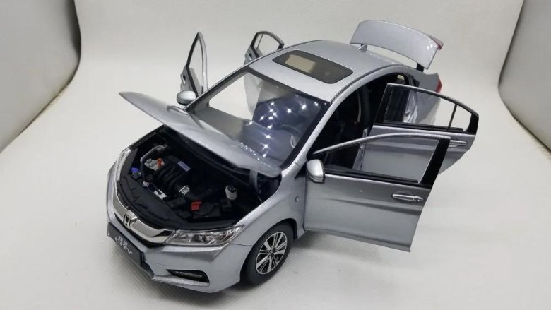 Игрушечный автомобиль