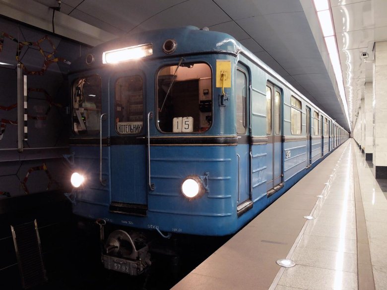 Поезд метро еж 3