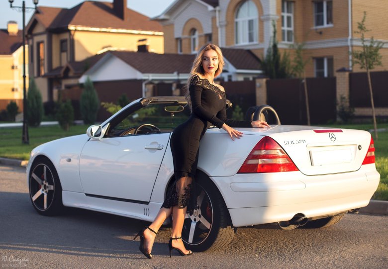 Девушка в дорогом авто