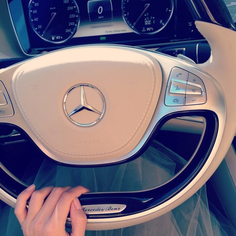 Девушка за рулем мерседеса