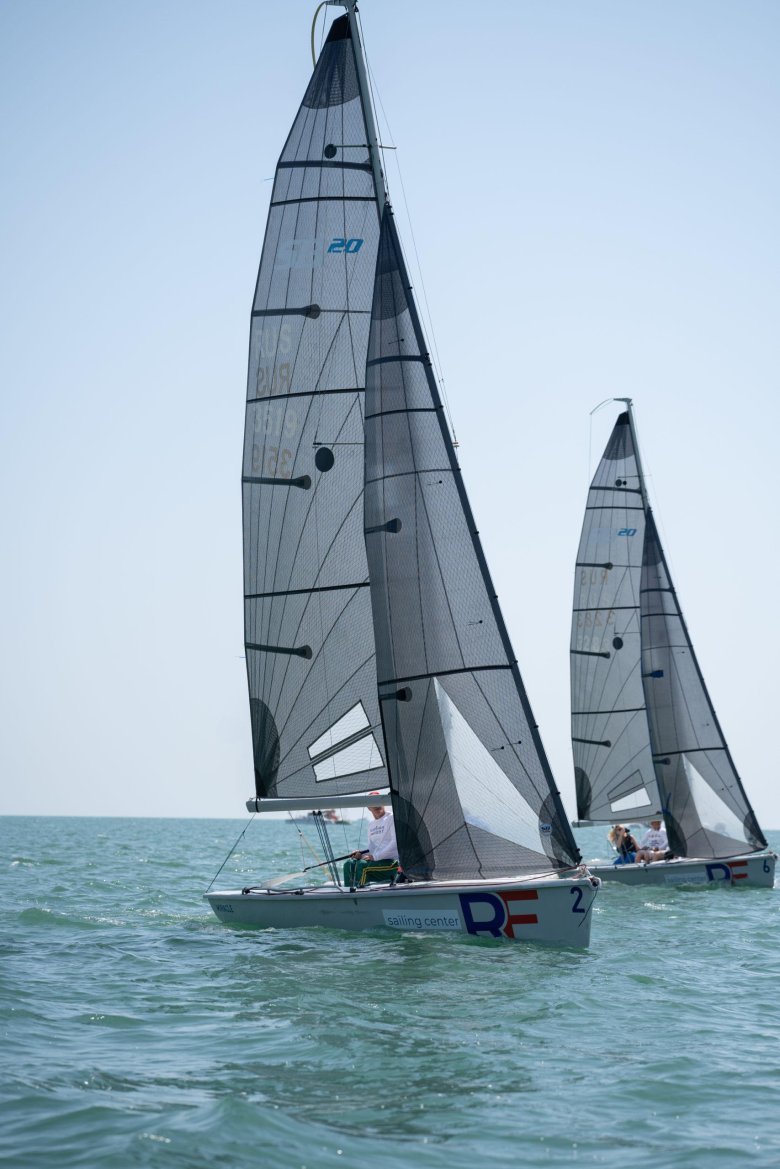 Яхта спортивная