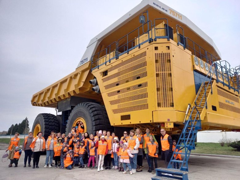 Карьерный самосвал белаз 75710