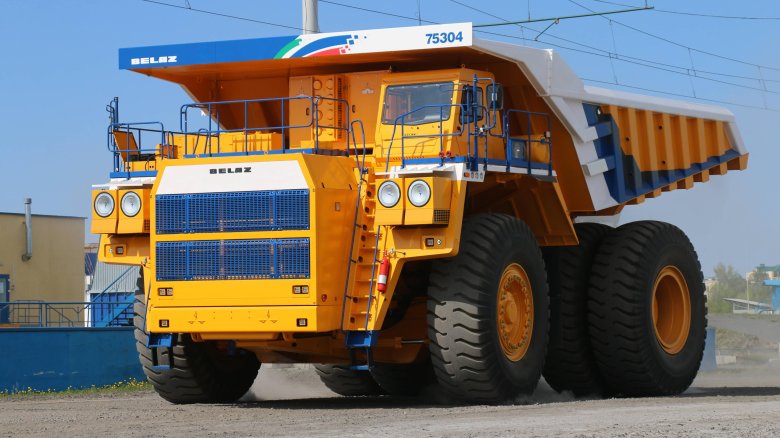 Карьерный самосвал белаз 75710