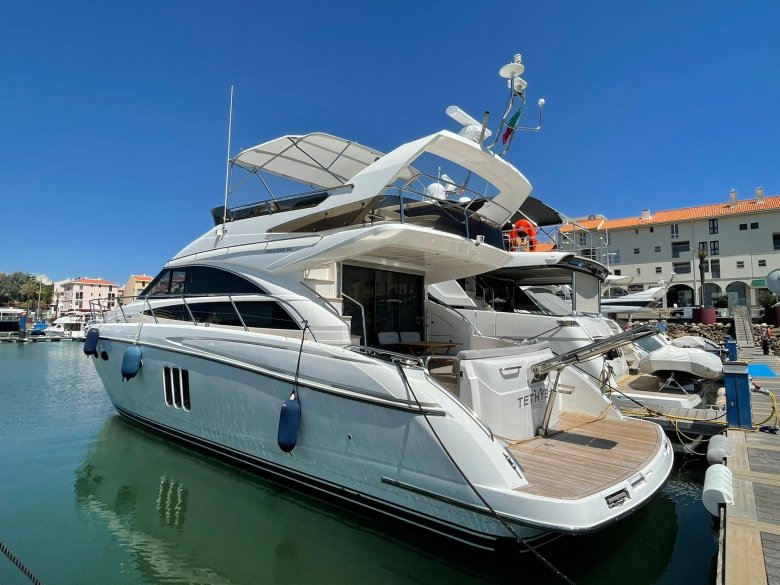 Яхта моторная