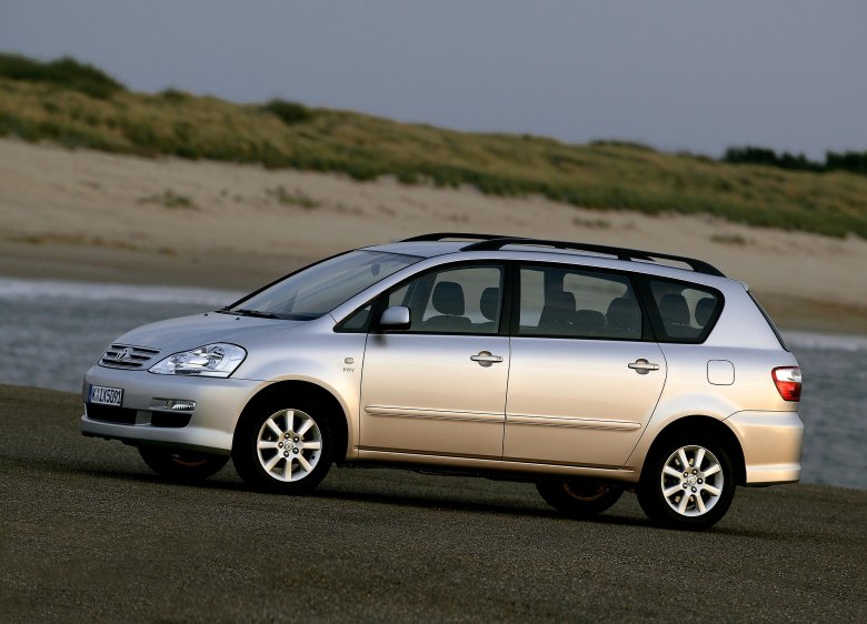 Тойота авенсис версо 2004