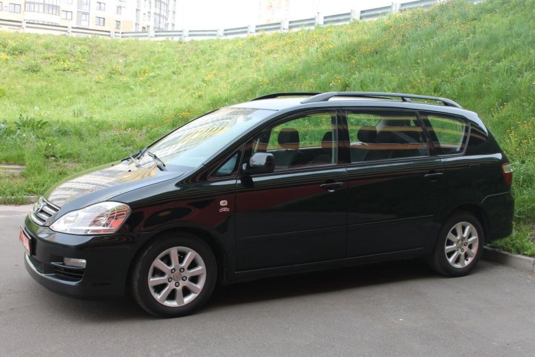 Тойота авенсис версо 2005