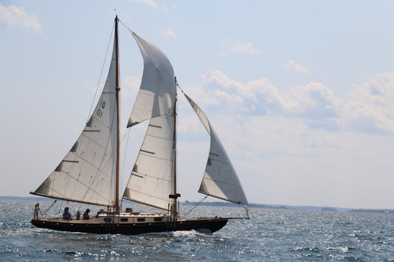 Двухмачтовая парусная шхуна