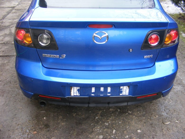 Мазда 3 седан зад
