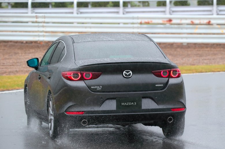 Mazda 3 sedan сзади