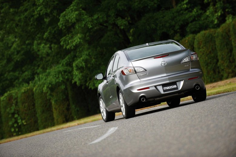 Мазда 3 зад