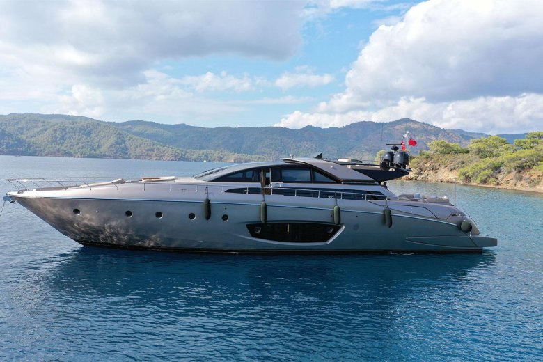 Яхта рива домино