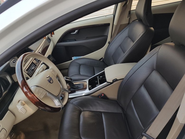 Volvo xc70 белый салон