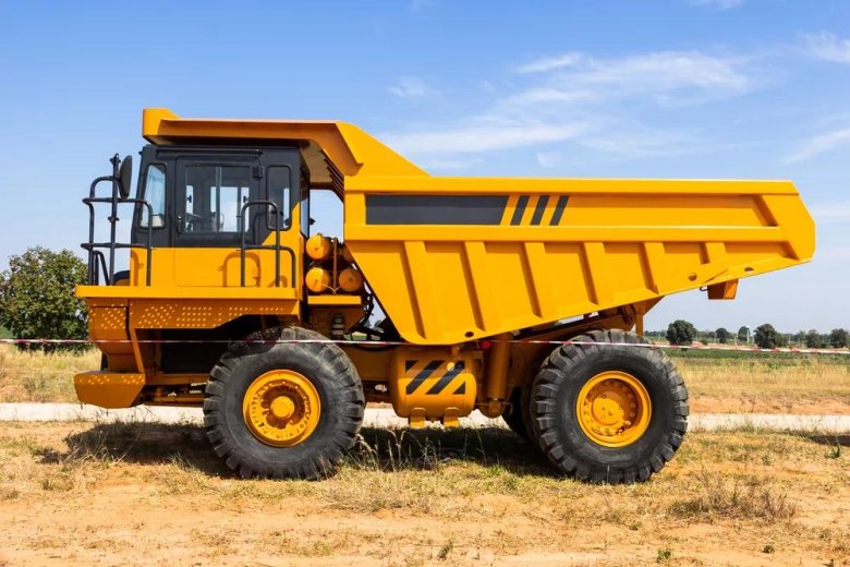 Желтый самосвал